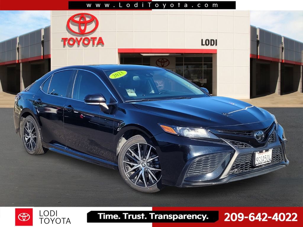 Used 2023 Toyota Camry SE w/ Convenience Package FWD image 1