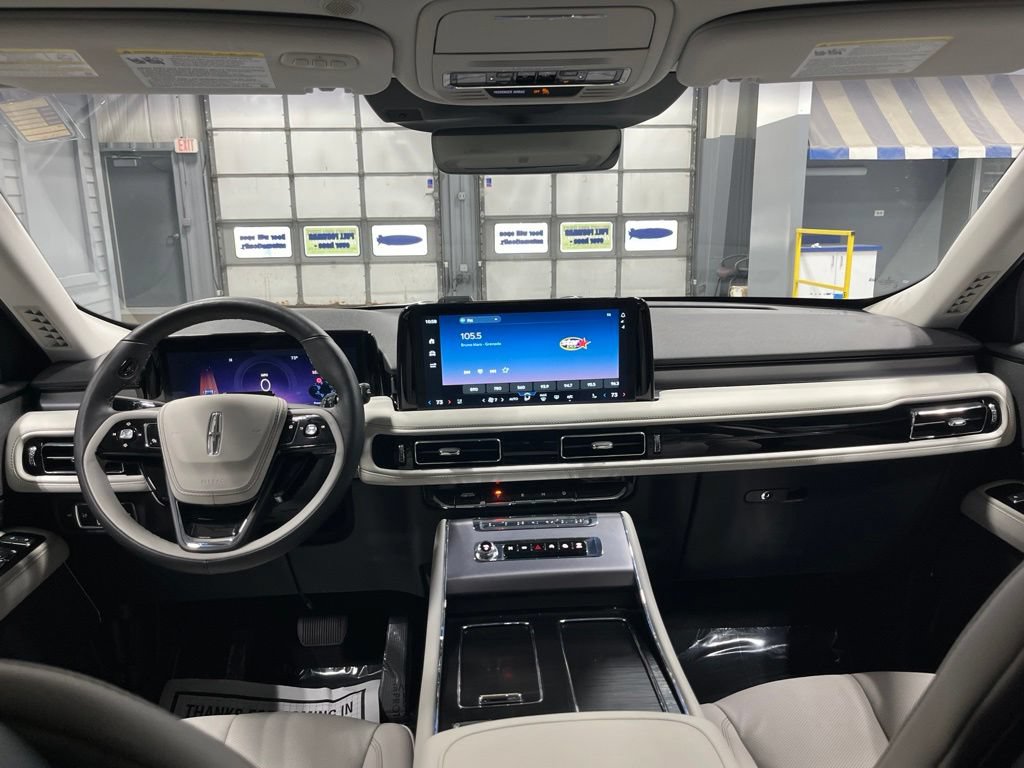 Used 2025 Lincoln Aviator AWD w/ Jet Appearance Package image 39