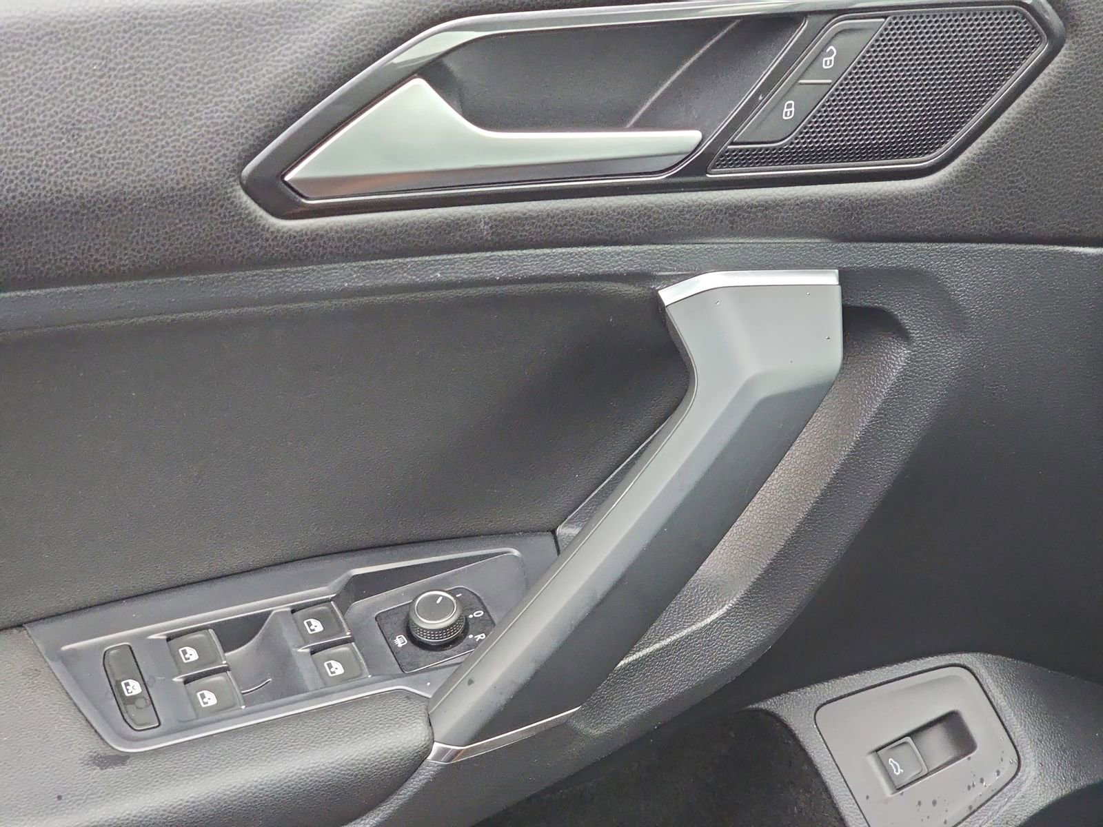 Used 2018 Volkswagen Tiguan SEL image 35