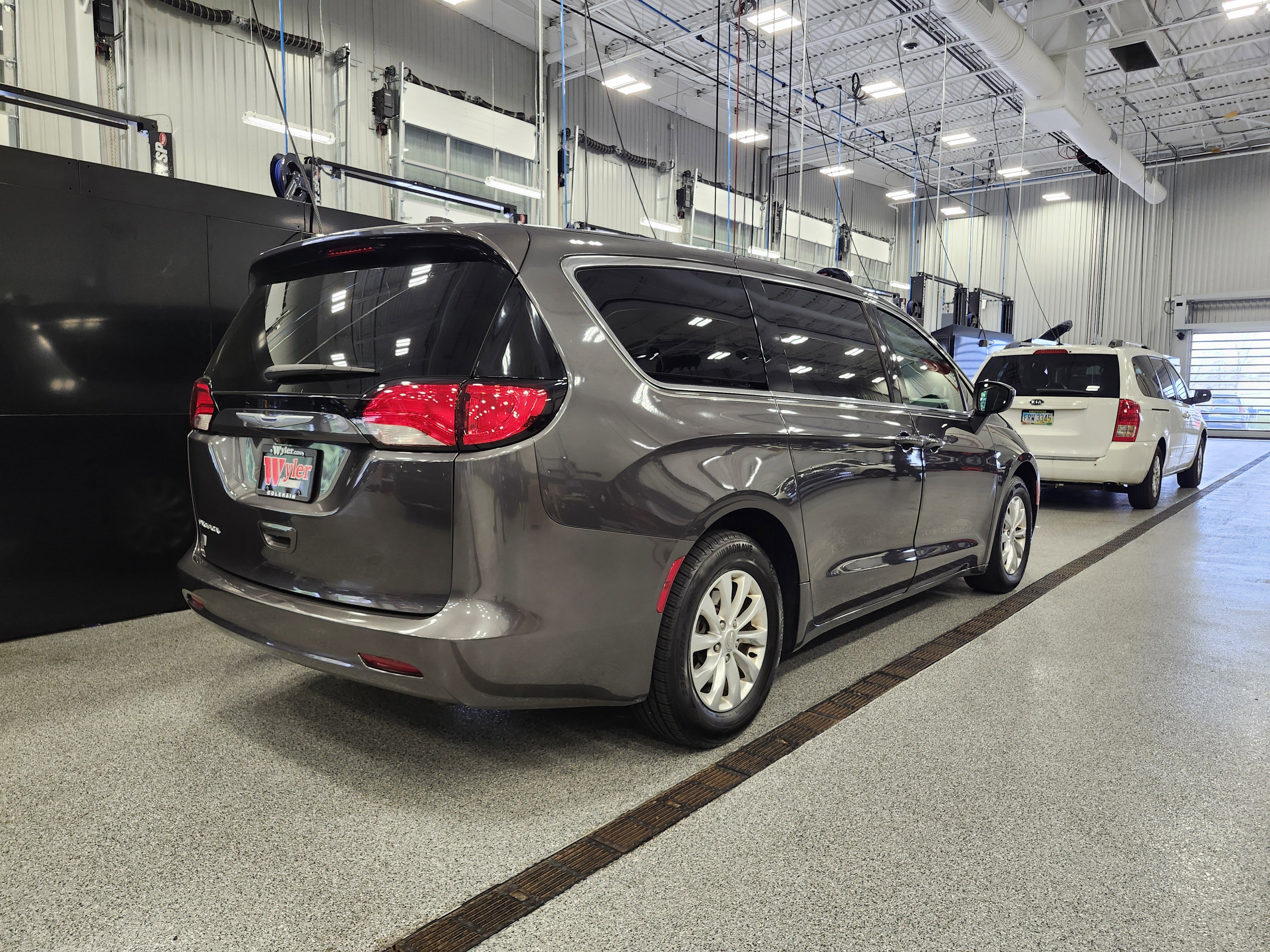 Used 2017 Chrysler Pacifica Touring w/ Tire & Wheel Group image 3