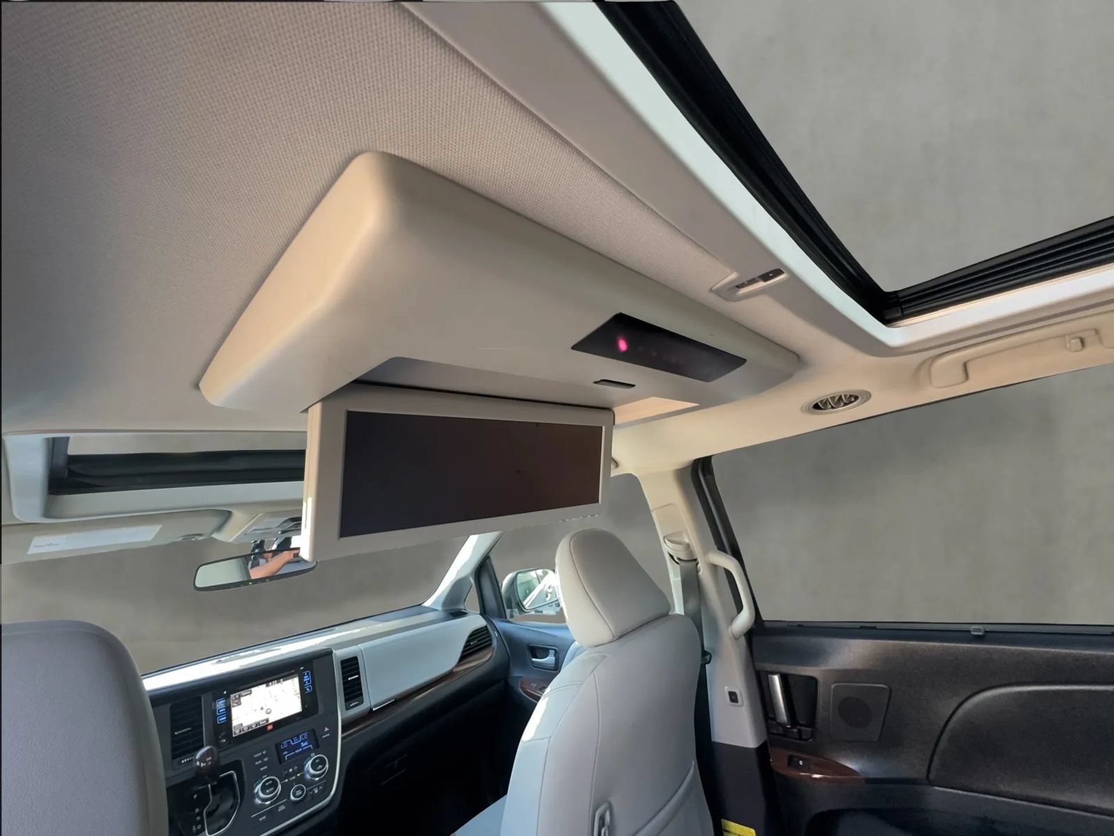 Used 2015 Toyota Sienna Limited Premium FWD image 29