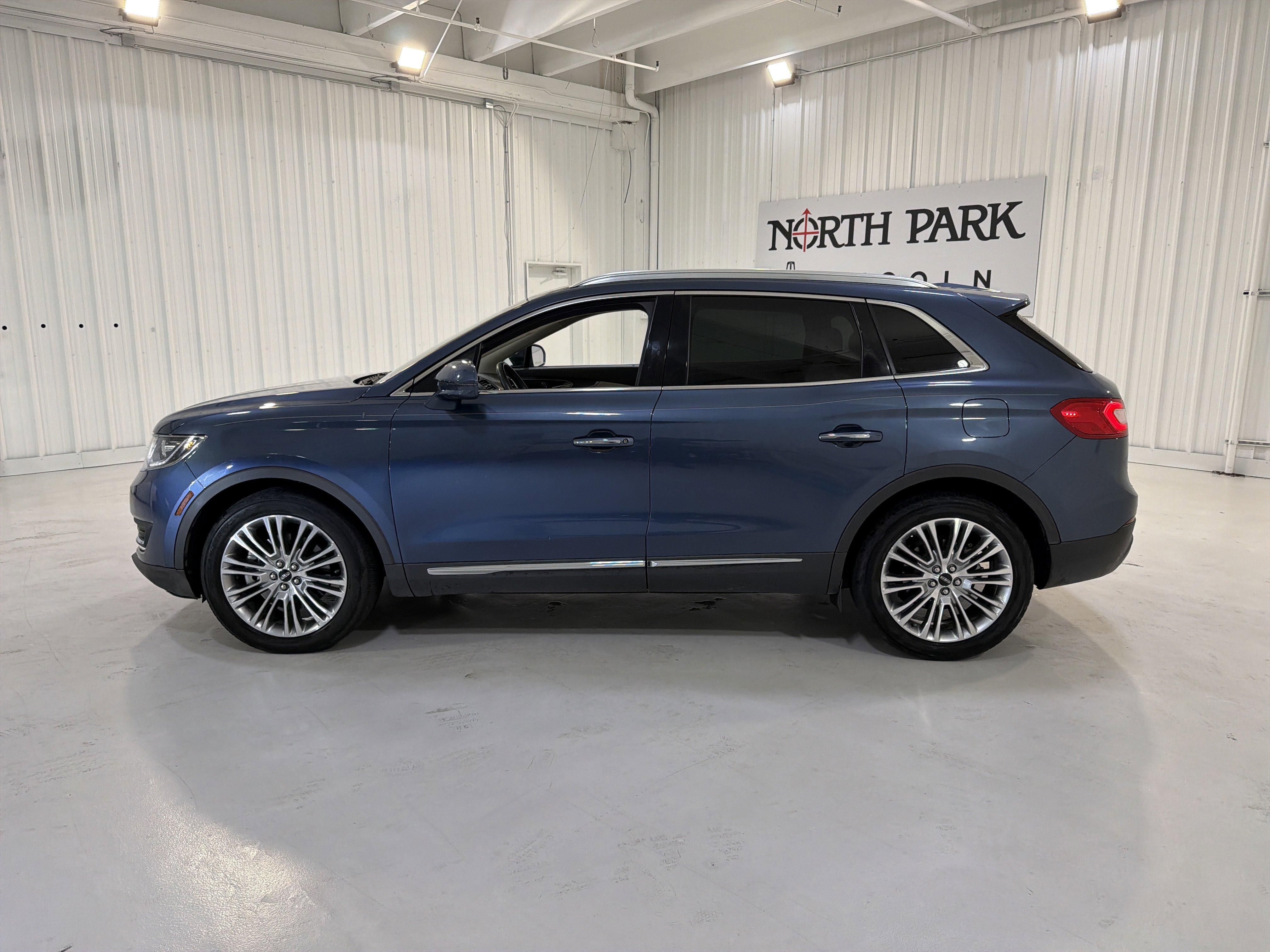 Used 2018 Lincoln MKX Reserve w/ Lincoln MKX Climate Package image 2