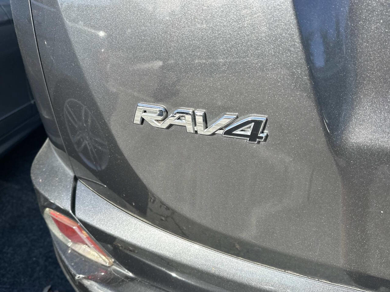 Used 2018 Toyota RAV4 LE image 6