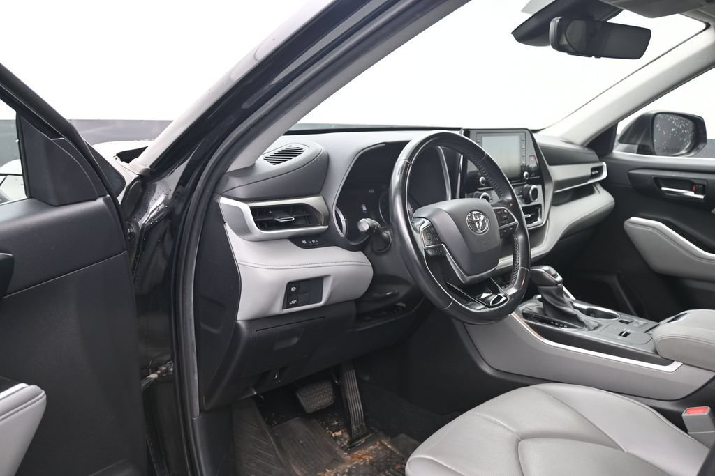Used 2021 Toyota Highlander XLE AWD/4WD image 10