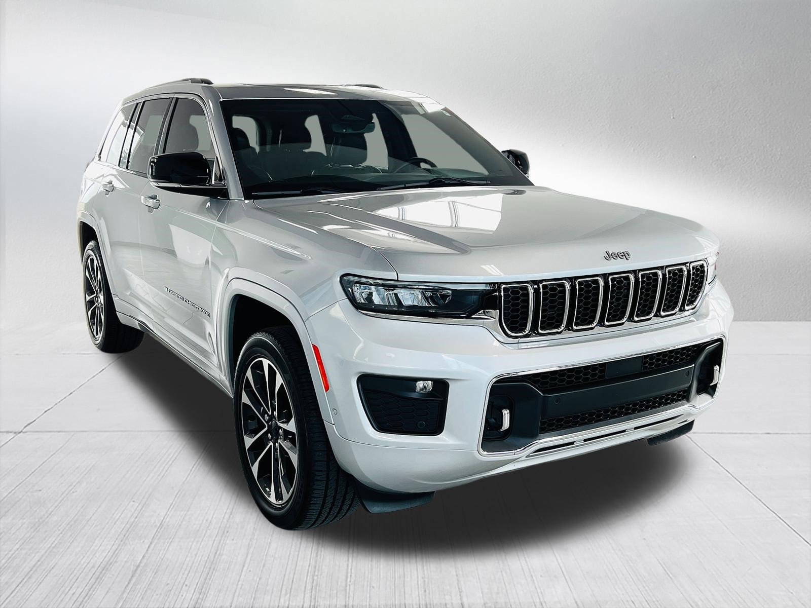 Used 2022 Jeep Grand Cherokee Overland AWD/4WD image 4