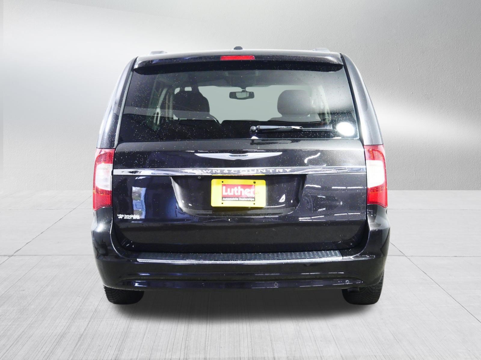 Used 2015 Chrysler Town & Country Touring-L w/ Driver Convenience Group FWD image 6