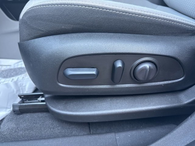 Used 2023 GMC Terrain SLE w/ Driver Convenience Package image 30