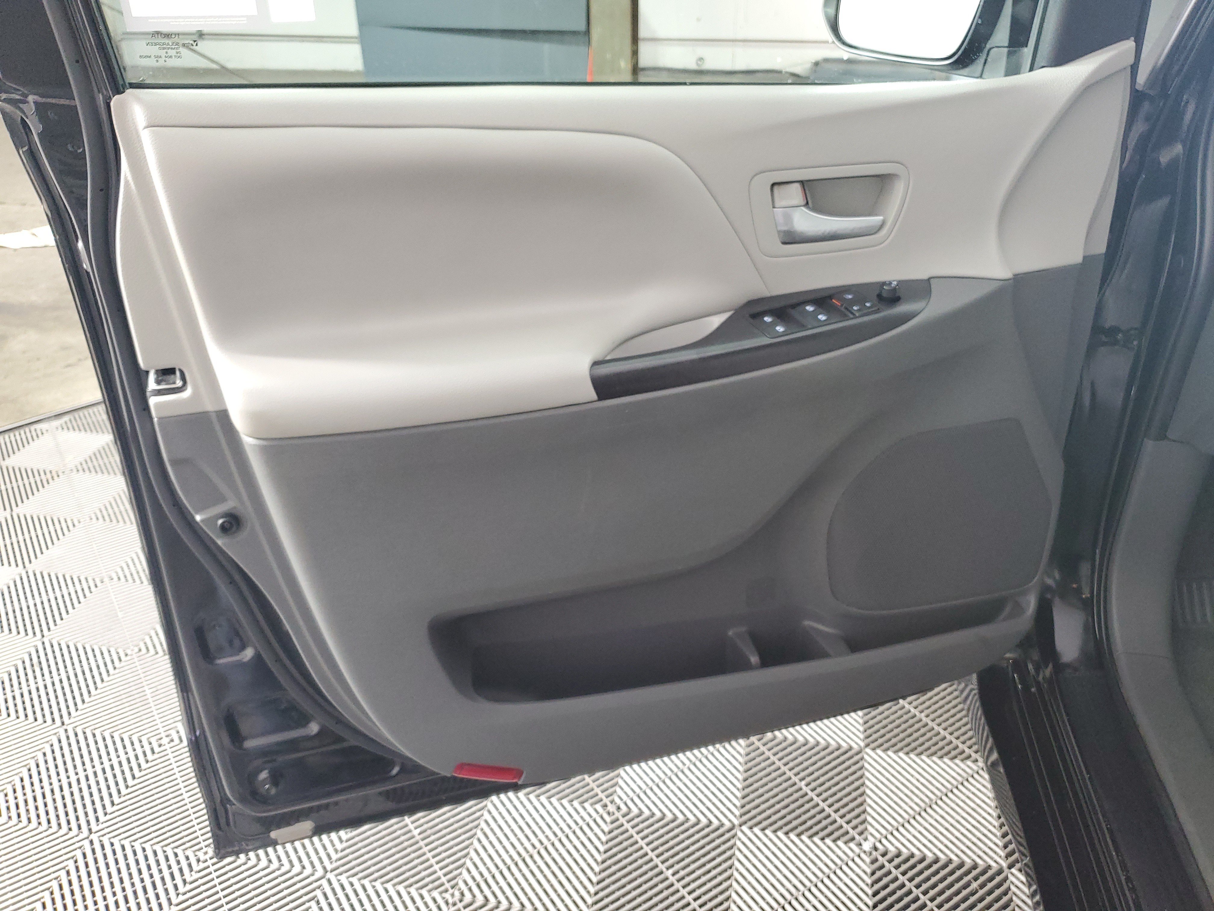 Used 2020 Toyota Sienna LE w/ Carpet Mat Package FWD image 26