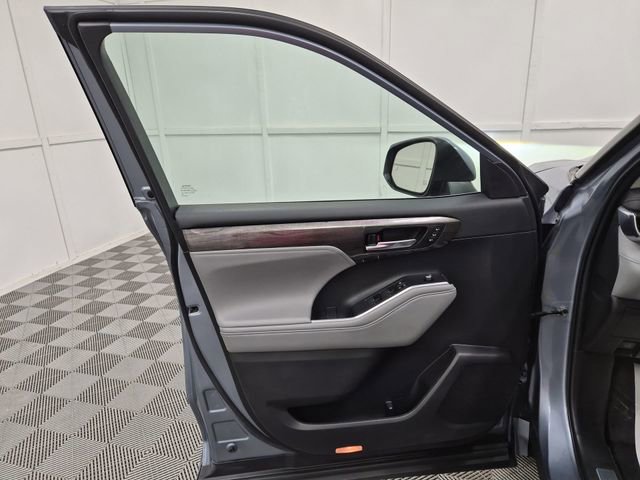 Used 2022 Toyota Highlander Limited image 12