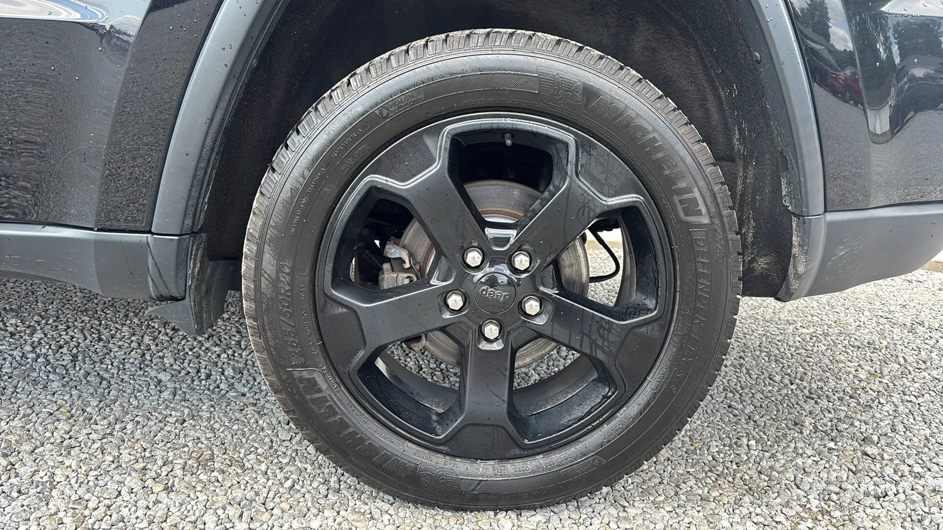 Used 2019 Jeep Grand Cherokee Laredo AWD/4WD image 2
