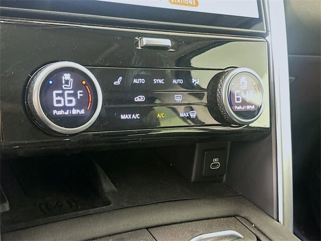 Used 2024 Land Rover Discovery S image 18