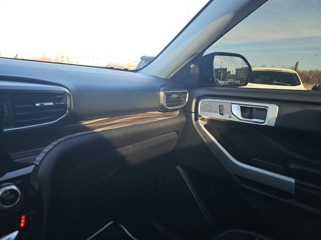 Used 2022 Ford Explorer Limited w/ Equipment Group 301A image 31