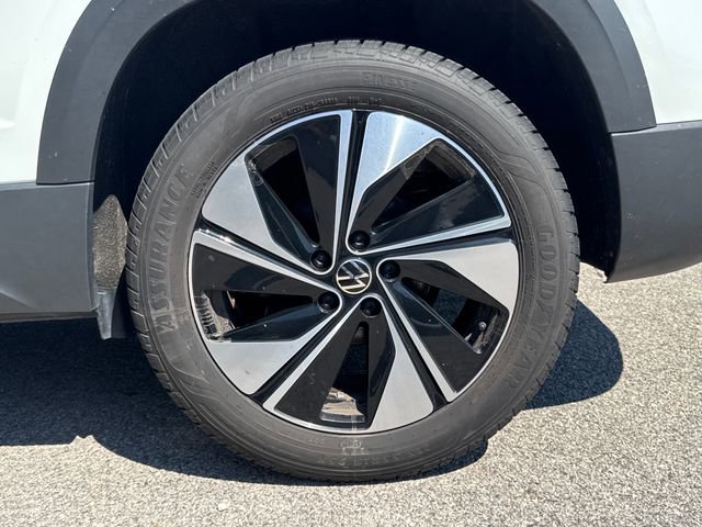 Used 2025 Volkswagen Taos SE image 43