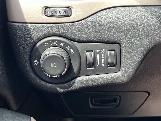 Used 2017 Jeep Cherokee Latitude w/ Safety/Convenience Group AWD/4WD image 27