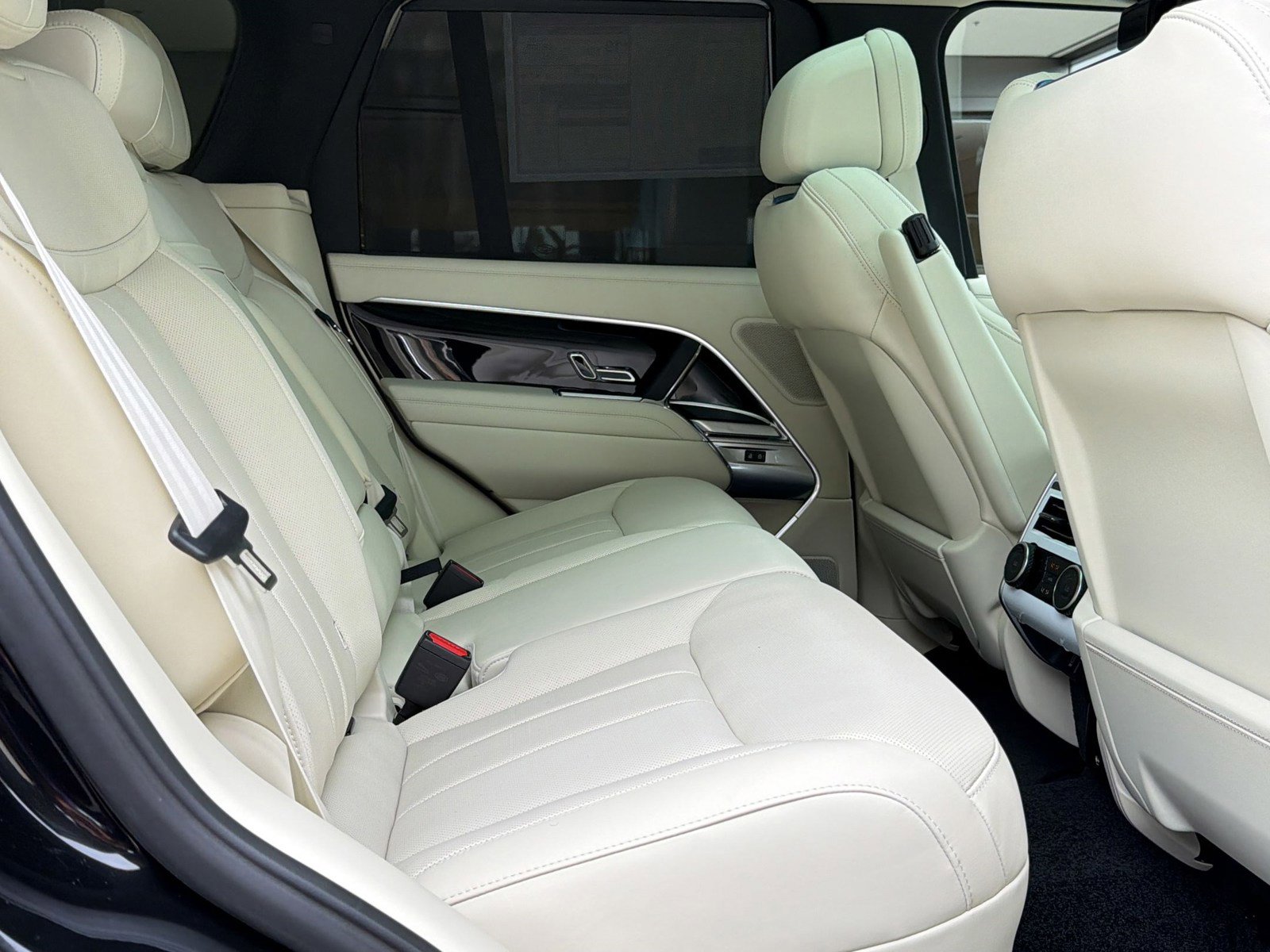 New 2026 Land Rover Range Rover SE image 22