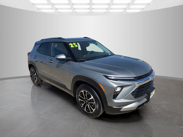 Used 2025 Chevrolet TrailBlazer LT AWD/4WD image 2