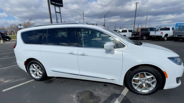 Used 2019 Chrysler Pacifica Touring-L Plus w/ Advanced Safetytec Group image 3