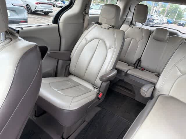 Used 2017 Chrysler Pacifica Touring-L FWD image 17