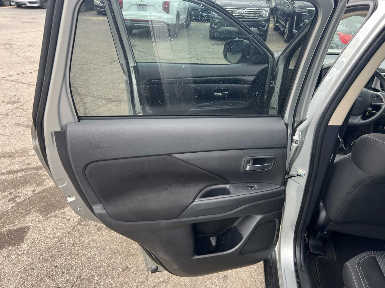 Used 2020 Mitsubishi Outlander ES image 15