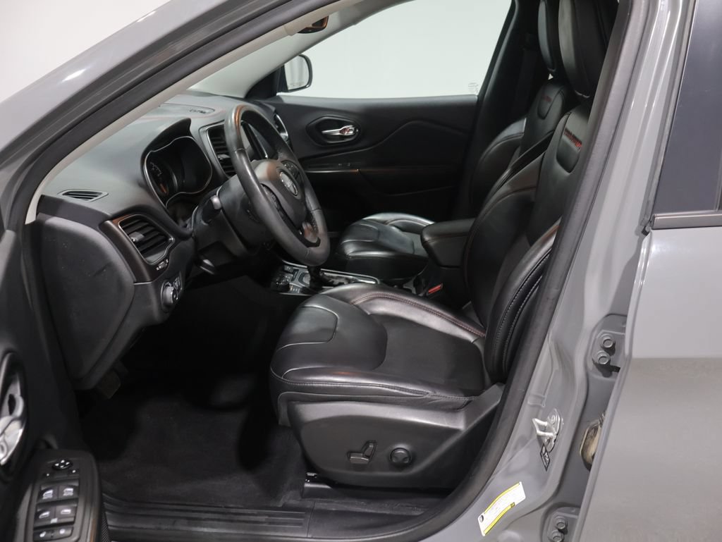 Used 2022 Jeep Cherokee Trailhawk AWD/4WD image 11