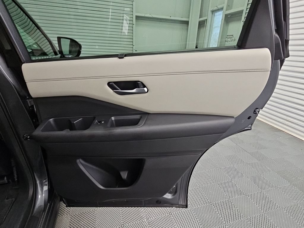 Used 2025 Nissan Pathfinder SL FWD image 36