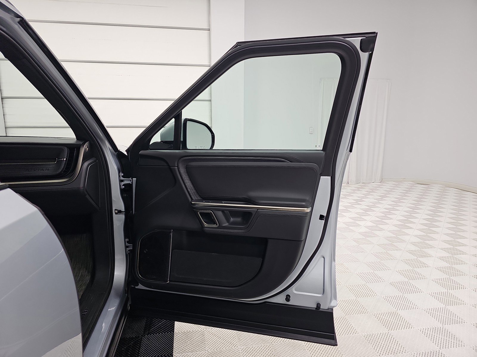 Used 2024 Rivian R1S Adventure image 18