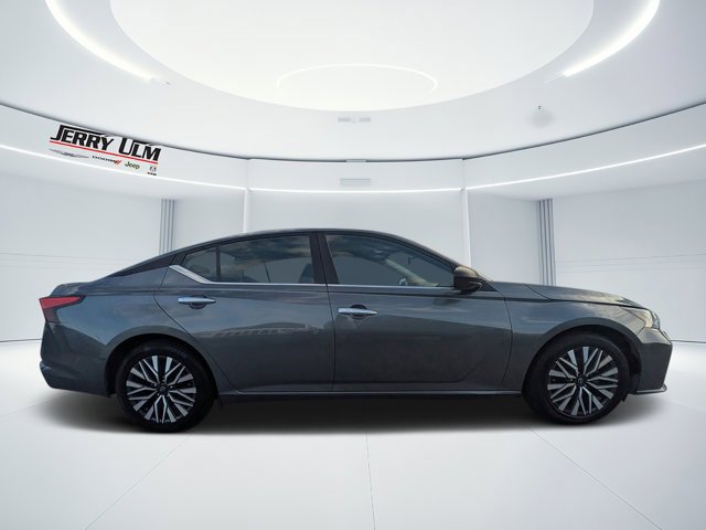 Used 2024 Nissan Altima 2.5 SV image 2