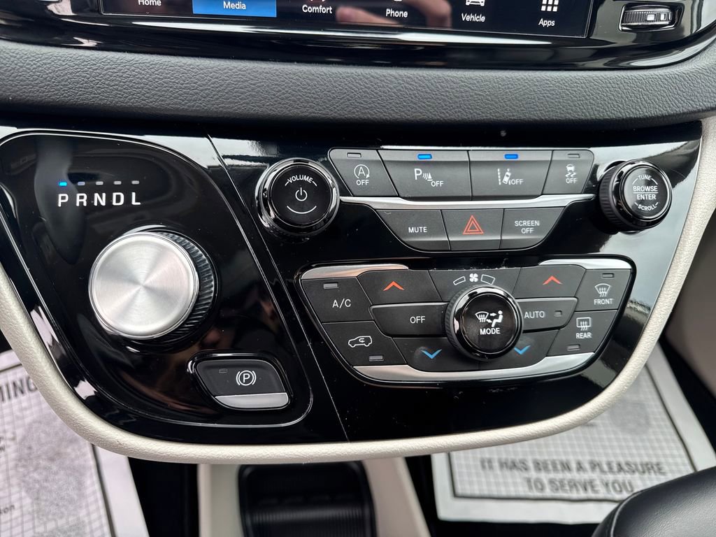 Used 2024 Chrysler Pacifica Touring-L FWD image 19