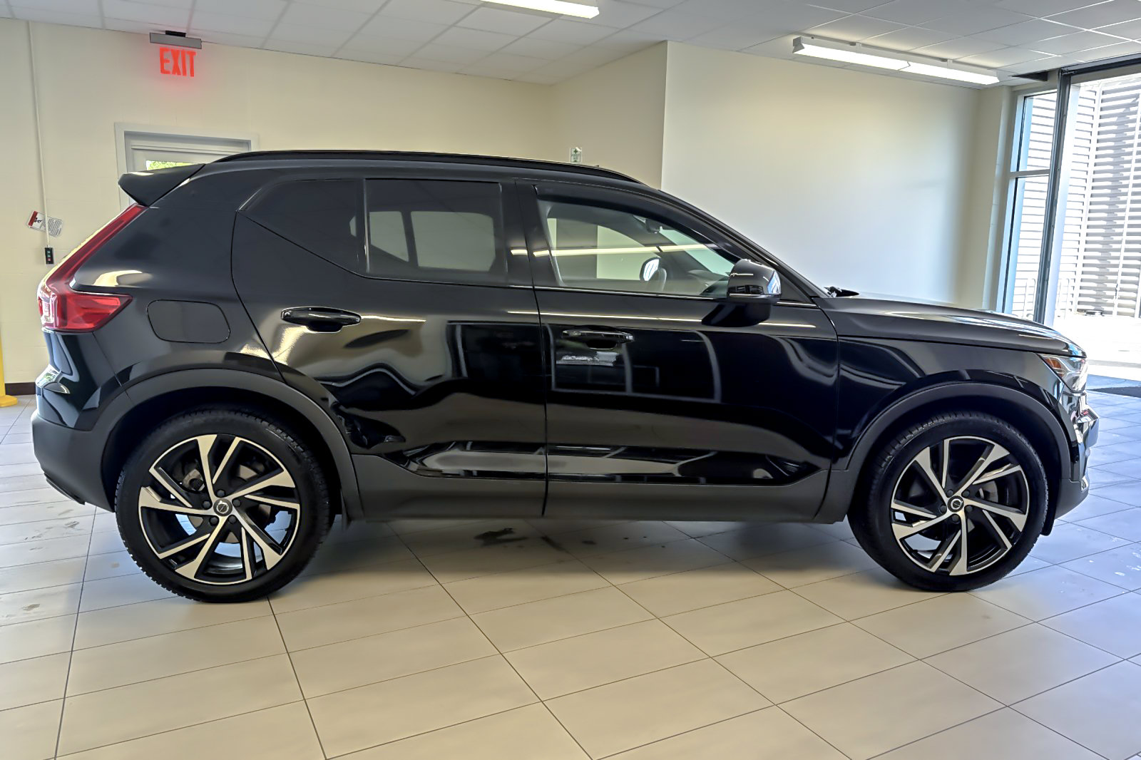 Used 2022 Volvo XC40 T5 R-Design w/ Advanced Package AWD/4WD image 3