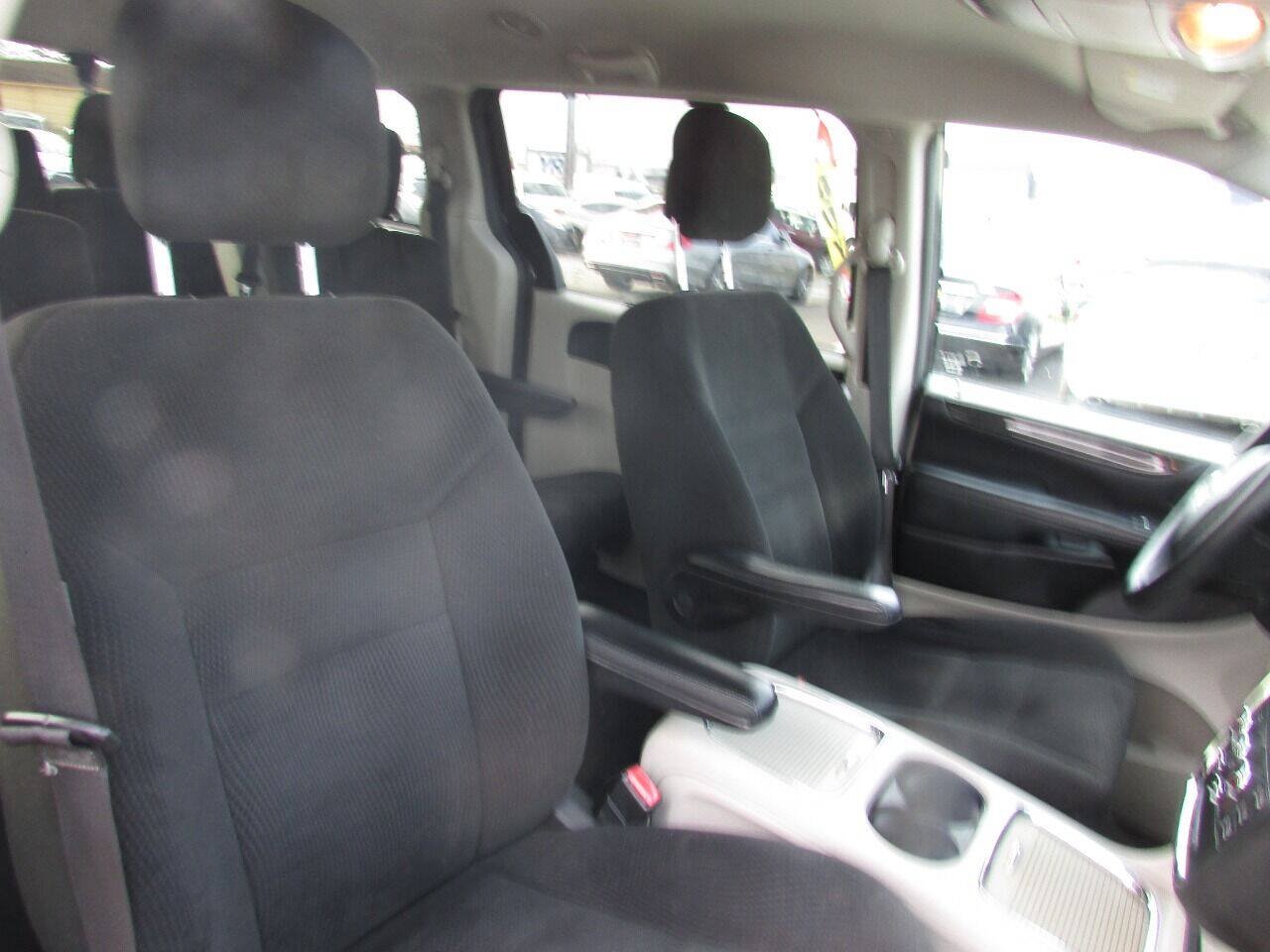 Used 2015 Dodge Grand Caravan SXT FWD image 31