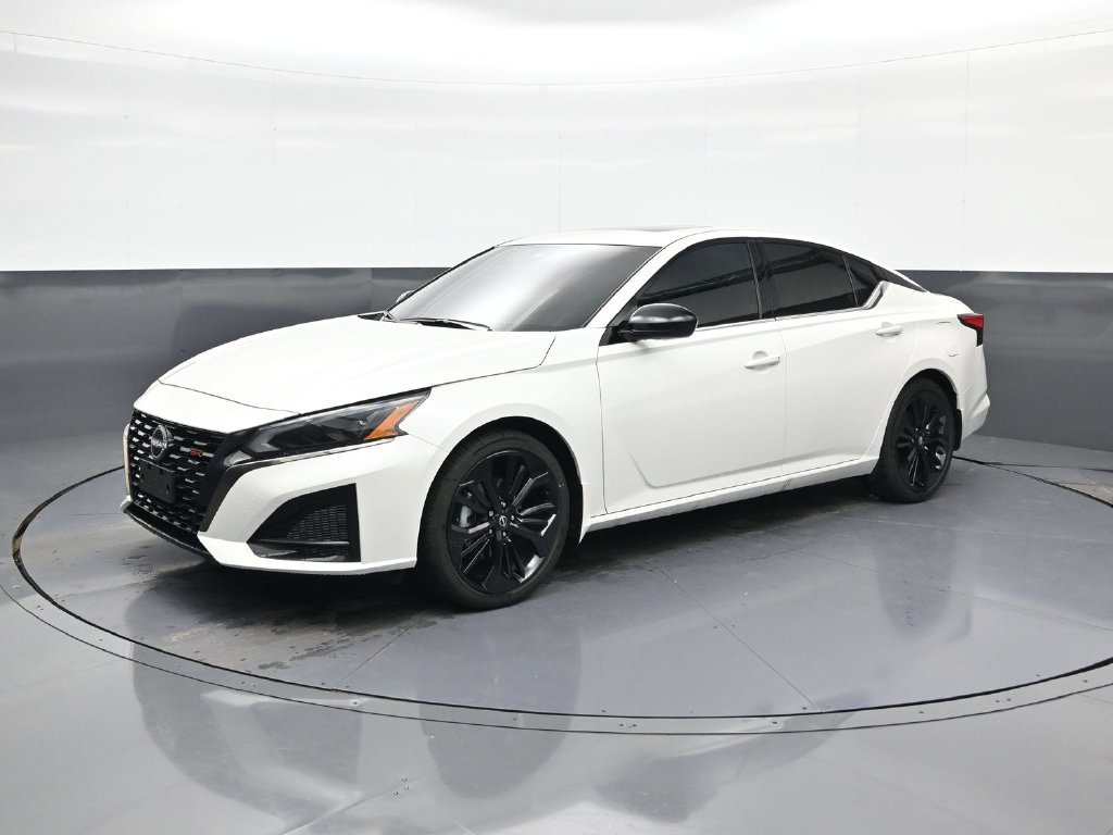 Used 2025 Nissan Altima 2.5 SR w/ SR Premium Package FWD image 4