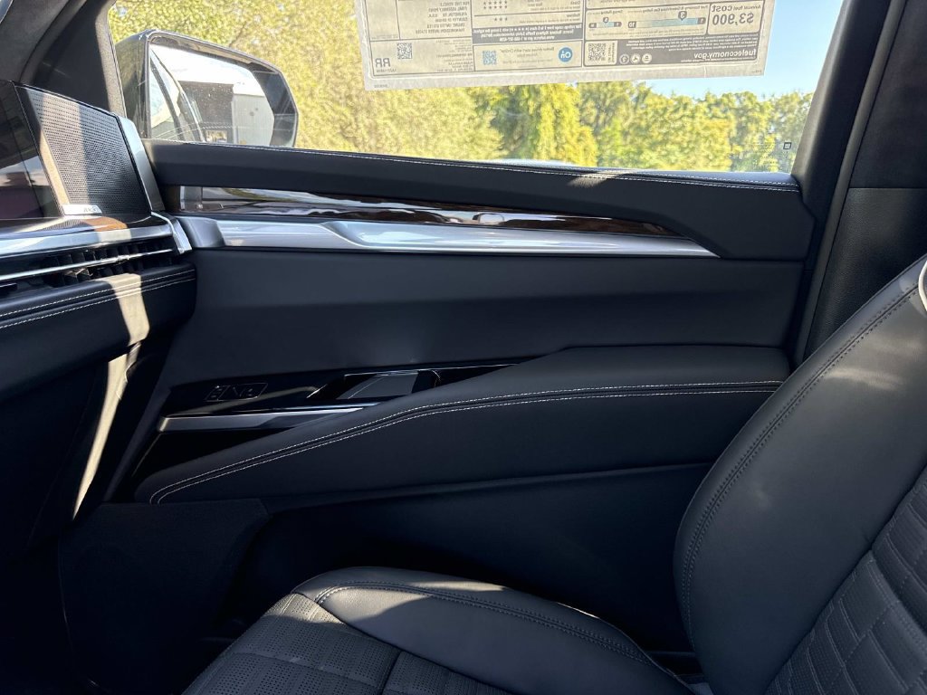 New 2026 Cadillac Escalade ESV Platinum Luxury w/ LPO, Floor Liner Package AWD/4WD image 23