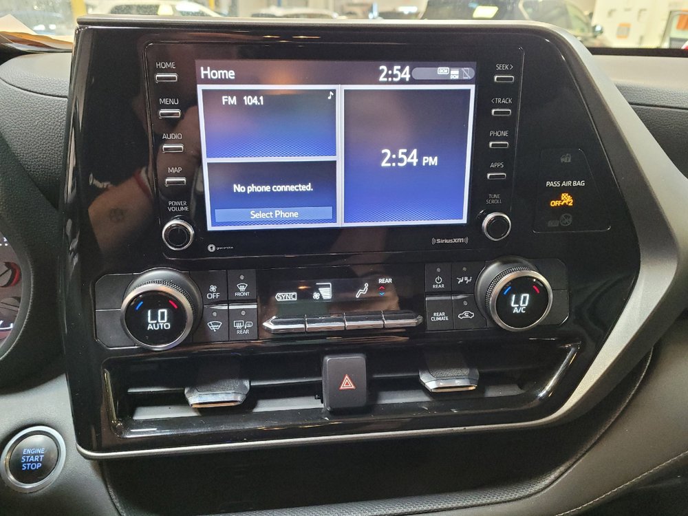 Used 2021 Toyota Highlander L FWD image 25