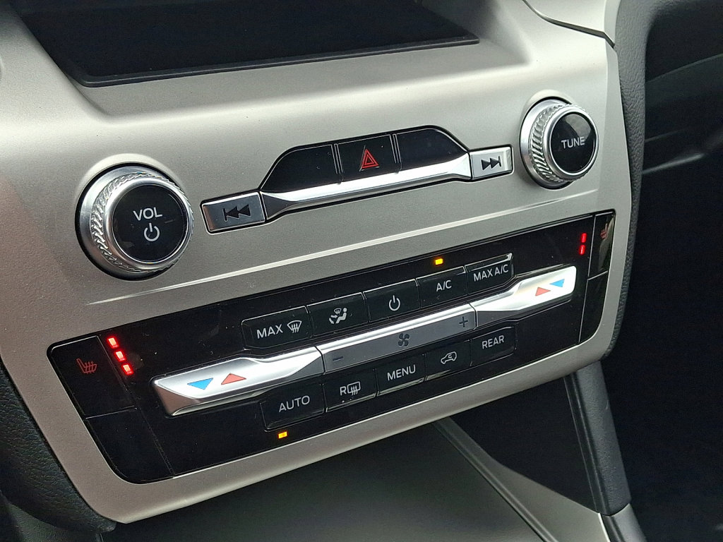 Used 2022 Ford Explorer XLT image 29