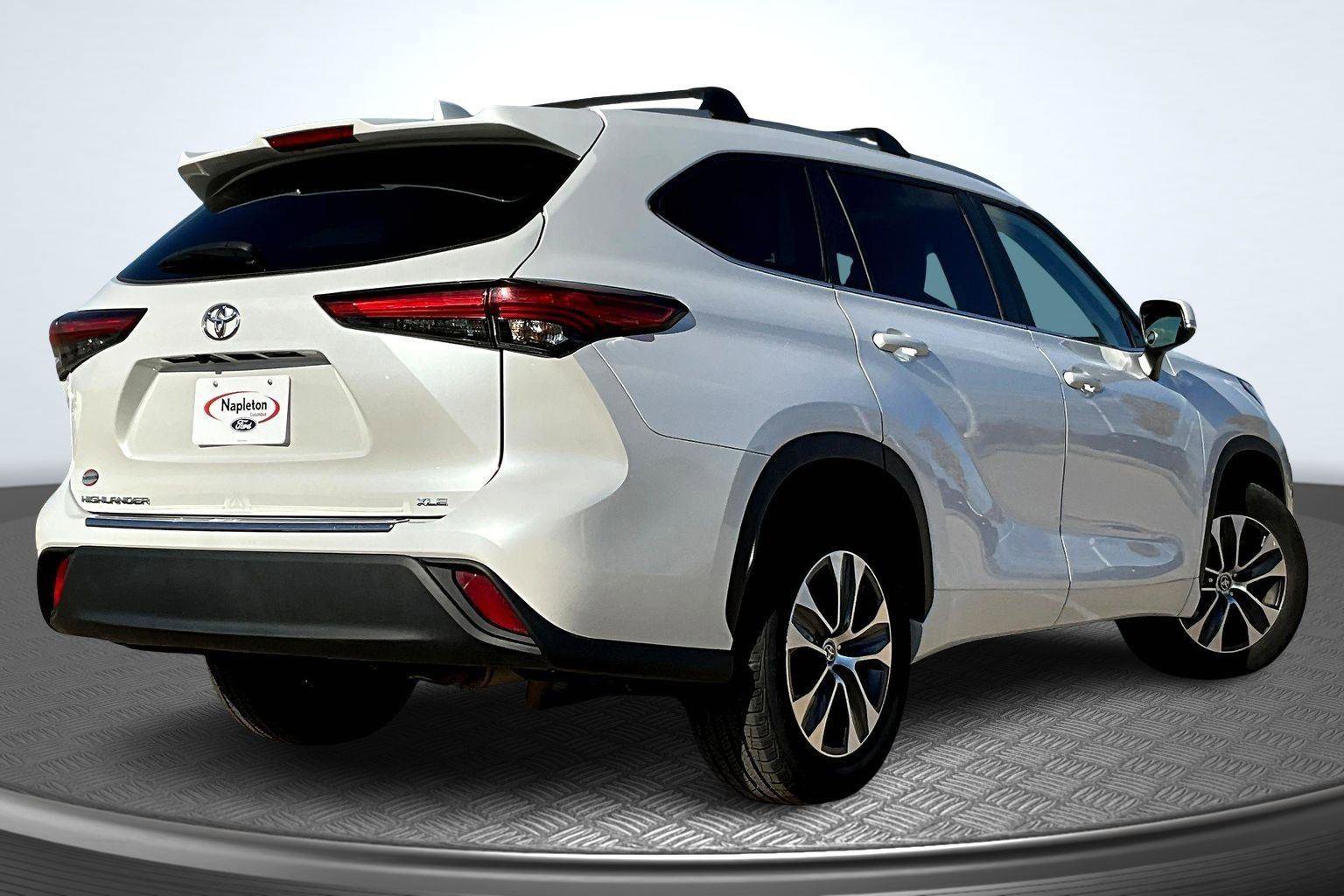 Used 2023 Toyota Highlander XLE image 2