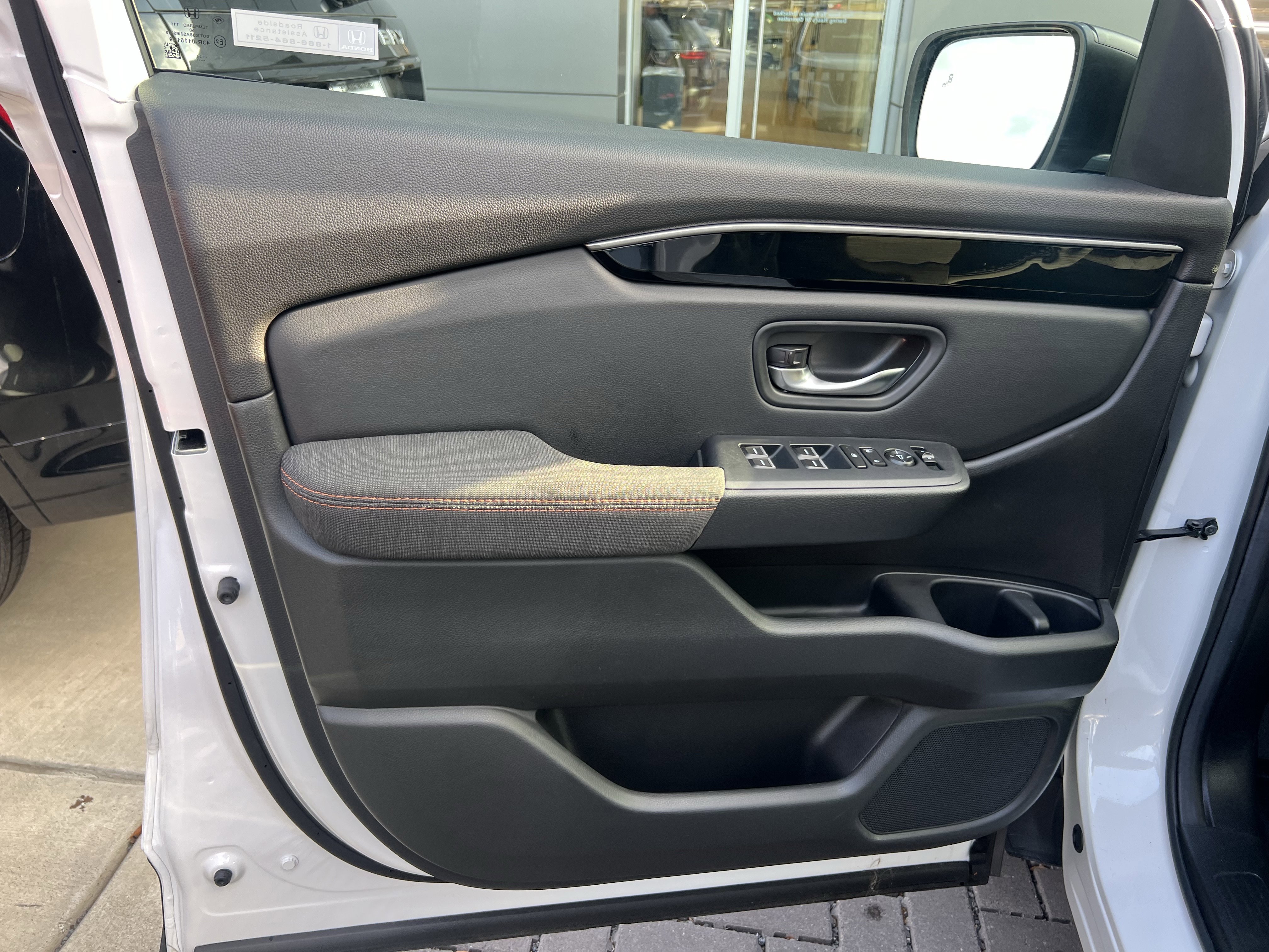 Used 2025 Honda Pilot Sport image 12