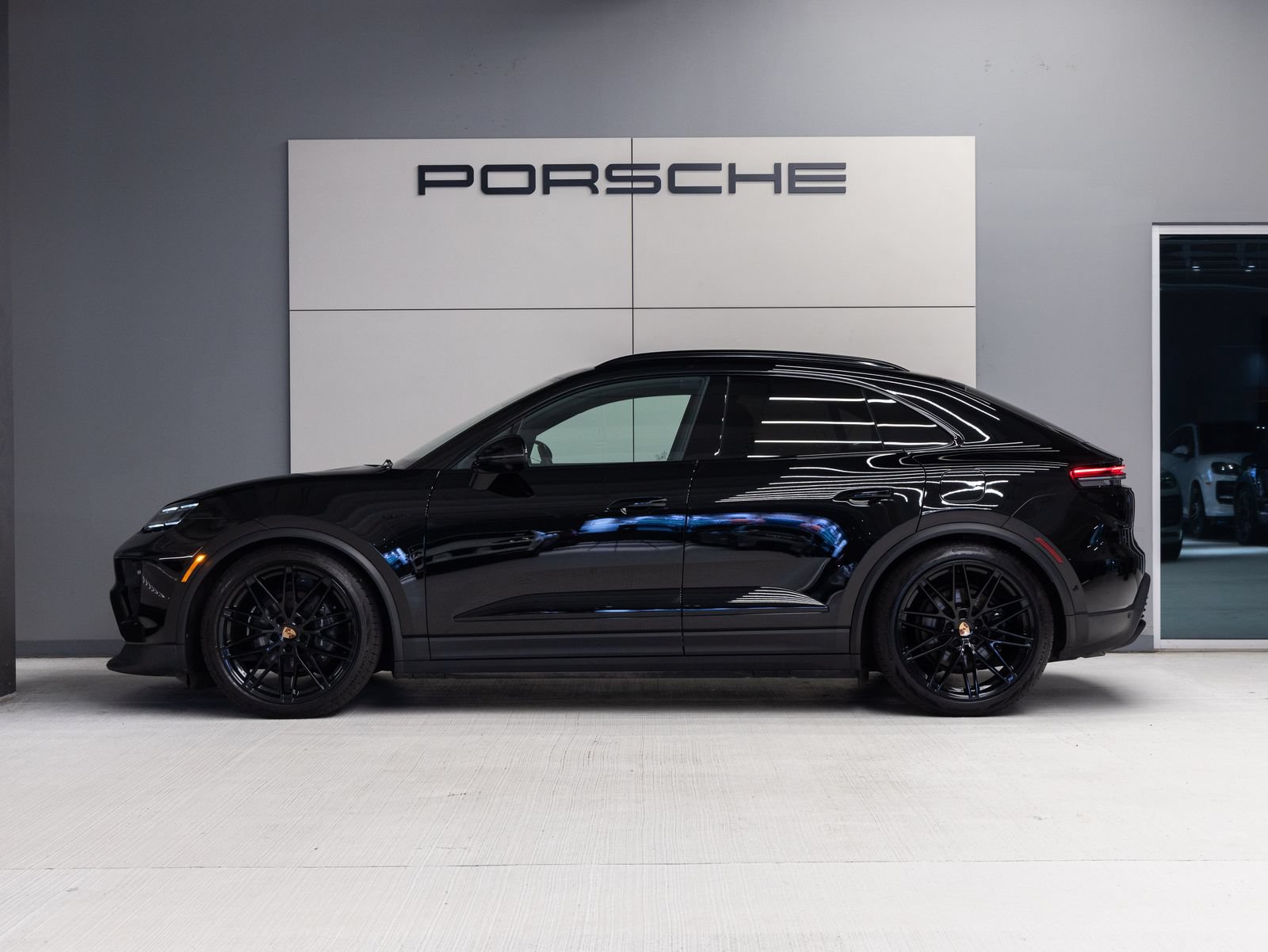 Certified 2025 Porsche Macan 4 Electric AWD/4WD image 2