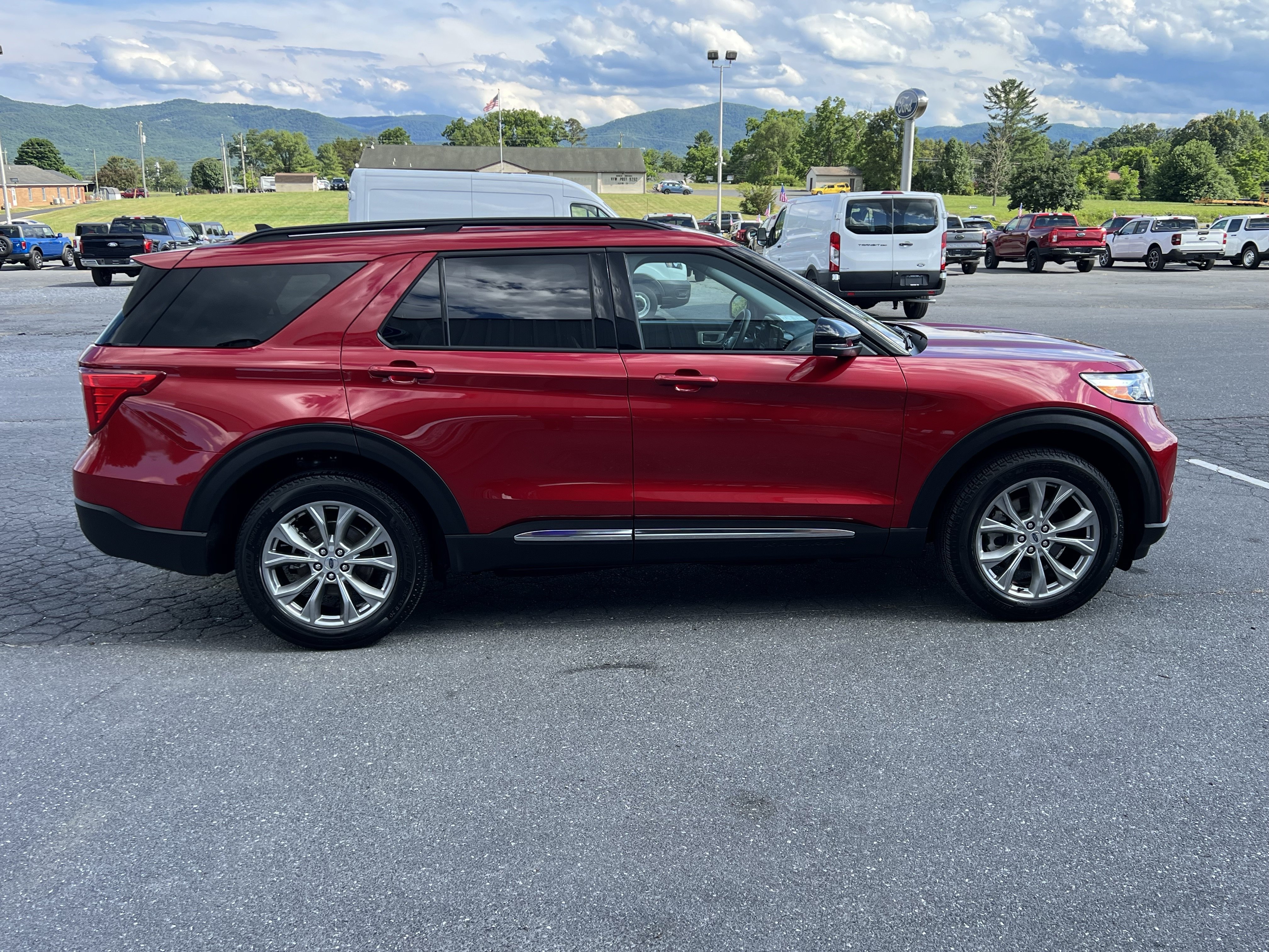 Used 2024 Ford Explorer XLT w/ Equipment Group 202A AWD/4WD image 8