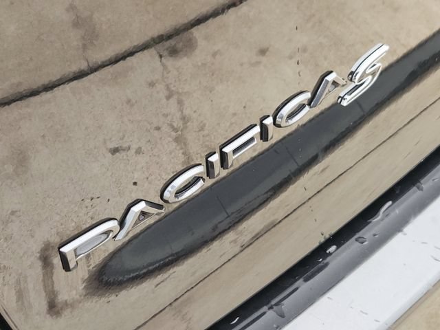 Used 2020 Chrysler Pacifica Touring-L w/ S Appearance Package FWD image 11