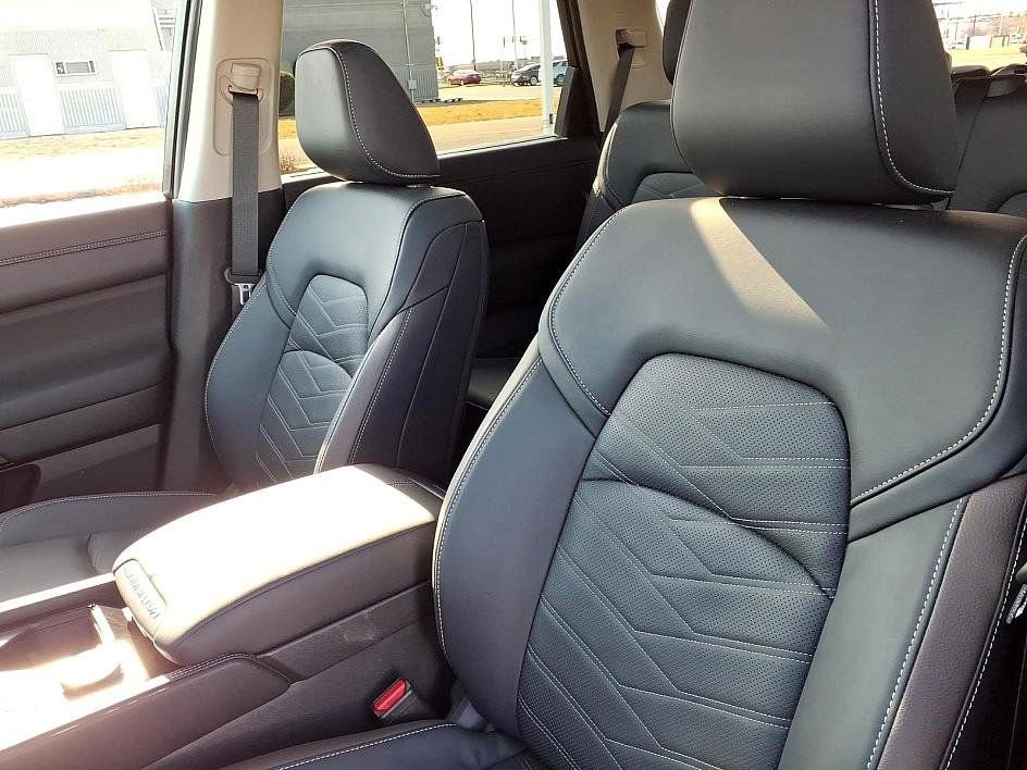 Used 2025 Nissan Pathfinder Platinum w/ Lighting Package (N92) image 16