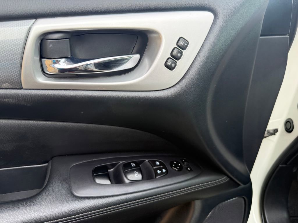 Used 2020 Nissan Pathfinder SL image 15