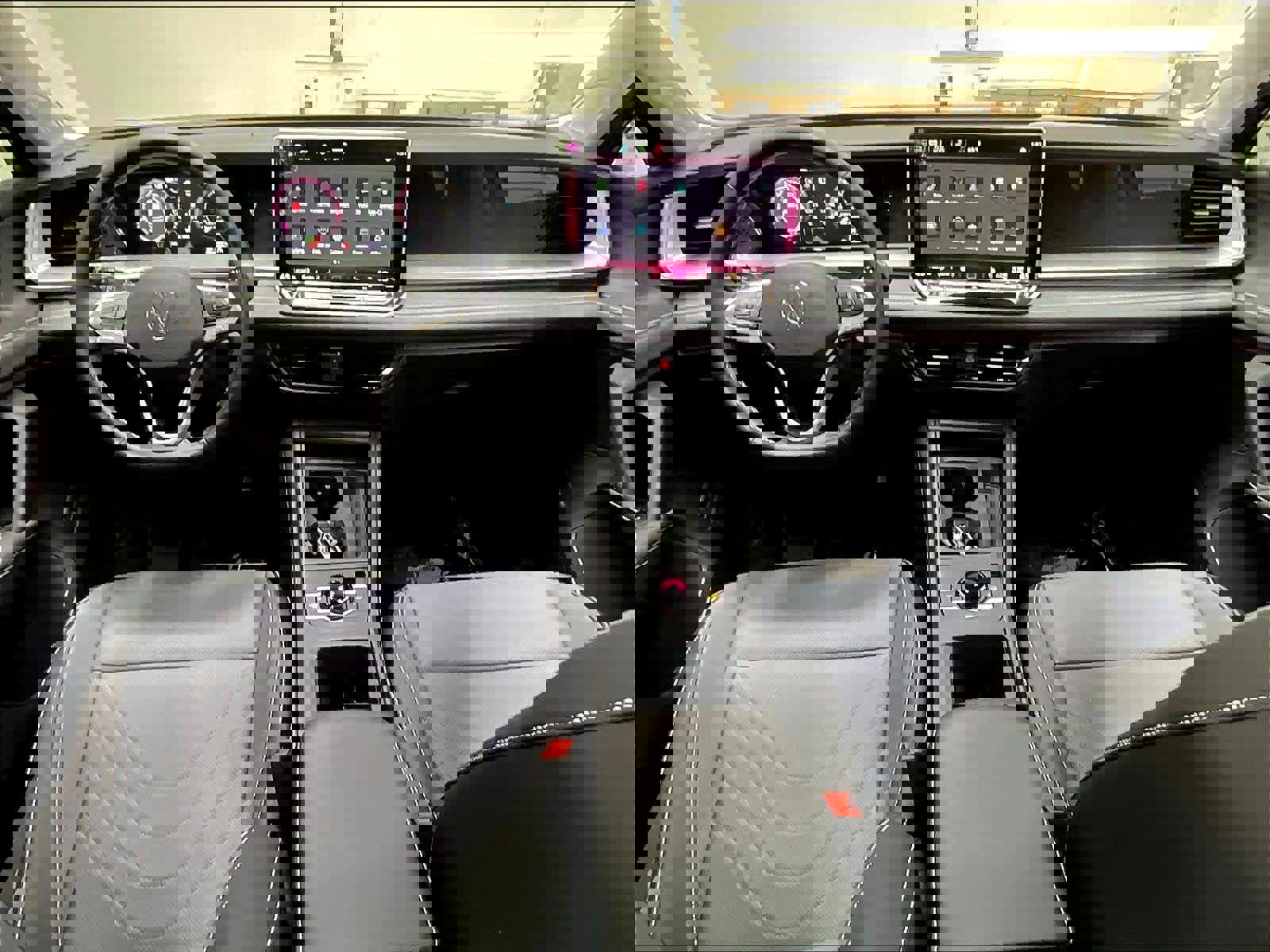 Used 2025 Volkswagen Tiguan SE w/ Panoramic Sunroof Package image 17