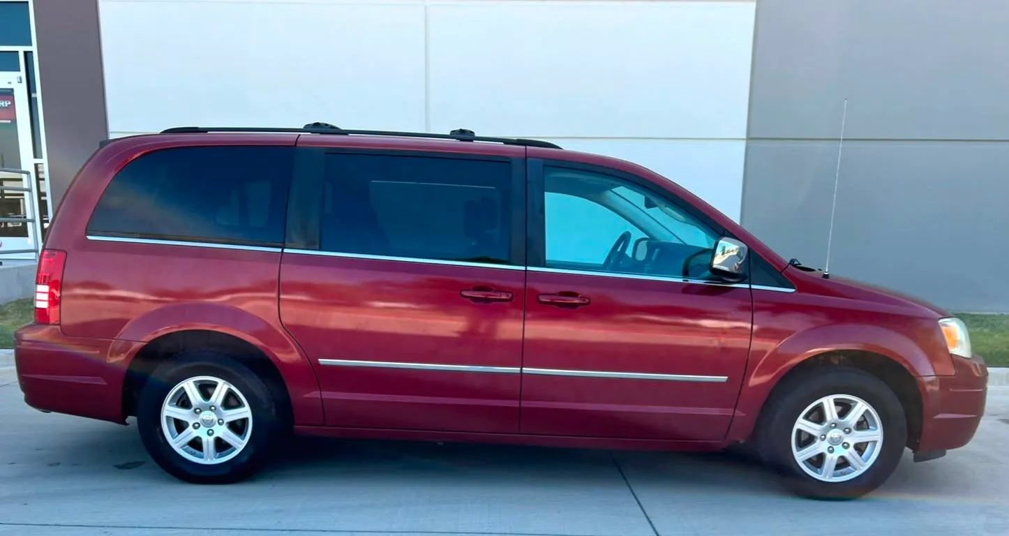 Used 2010 Chrysler Town & Country Touring Plus w/ Safetytec Group FWD image 8