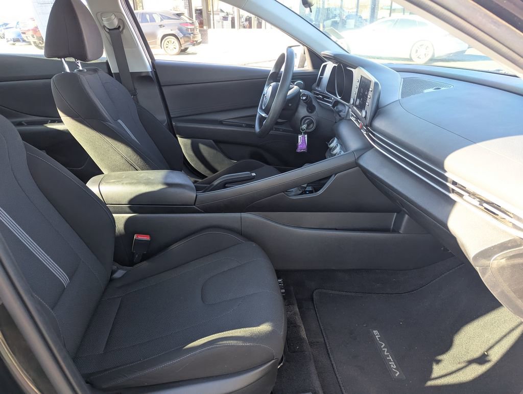 Used 2023 Hyundai Elantra SE image 32