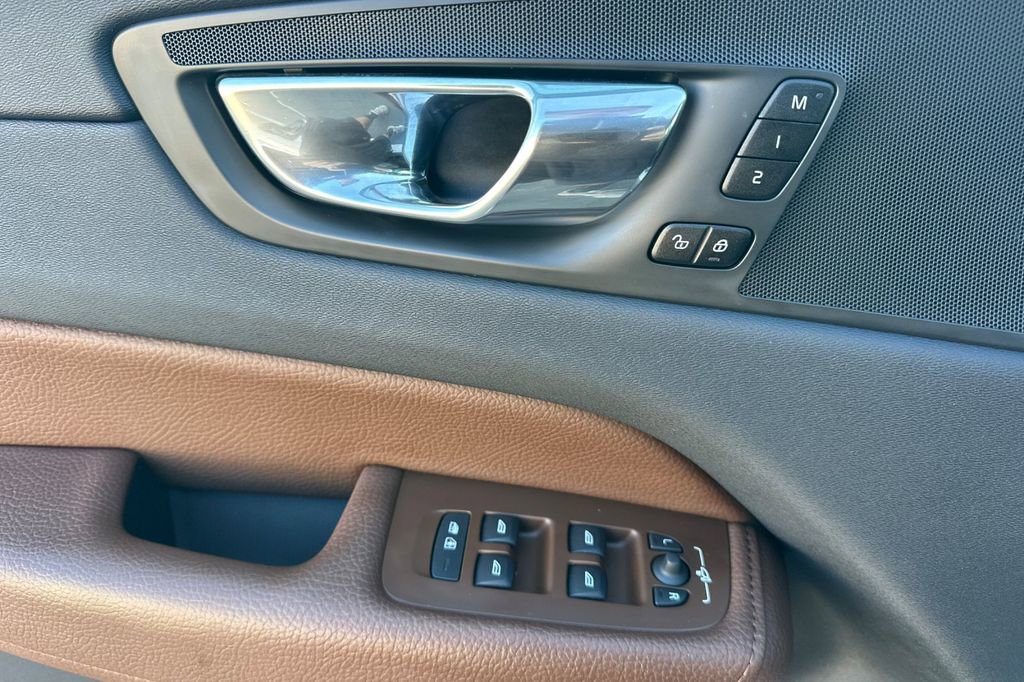 Used 2019 Volvo XC60 T5 Momentum w/ Premium Package image 11