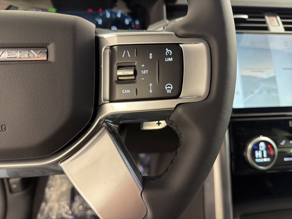 New 2026 Land Rover Discovery Dynamic SE image 13