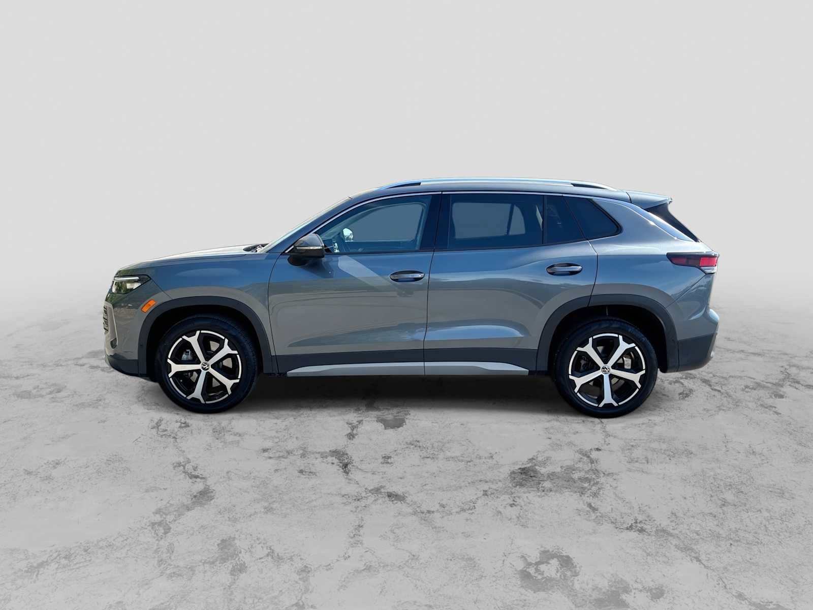 Used 2025 Volkswagen Tiguan SE AWD/4WD image 5