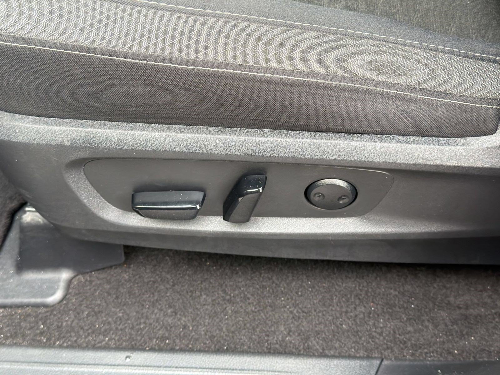 Used 2025 Nissan Pathfinder SV AWD/4WD image 15