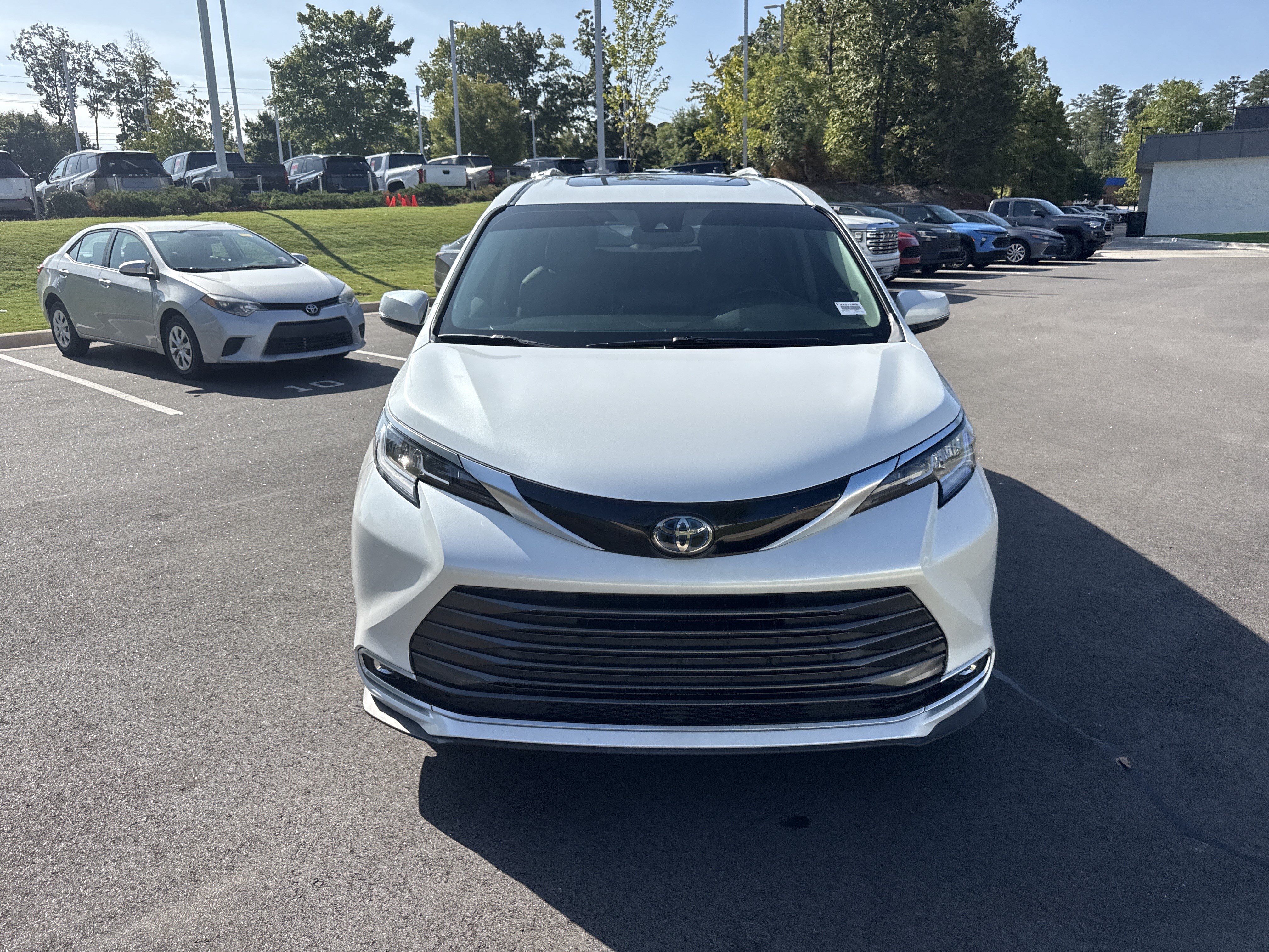 Used 2023 Toyota Sienna Limited FWD image 3