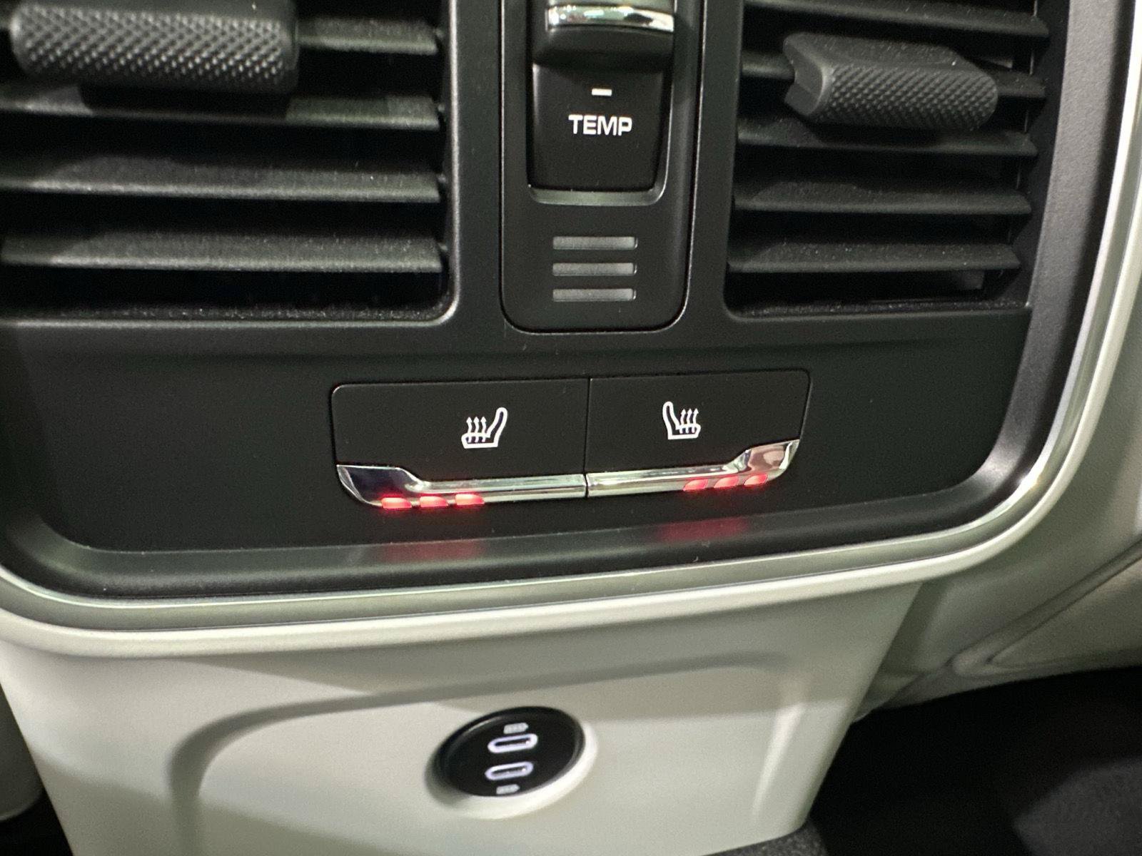 Certified 2023 Porsche Macan AWD/4WD image 36